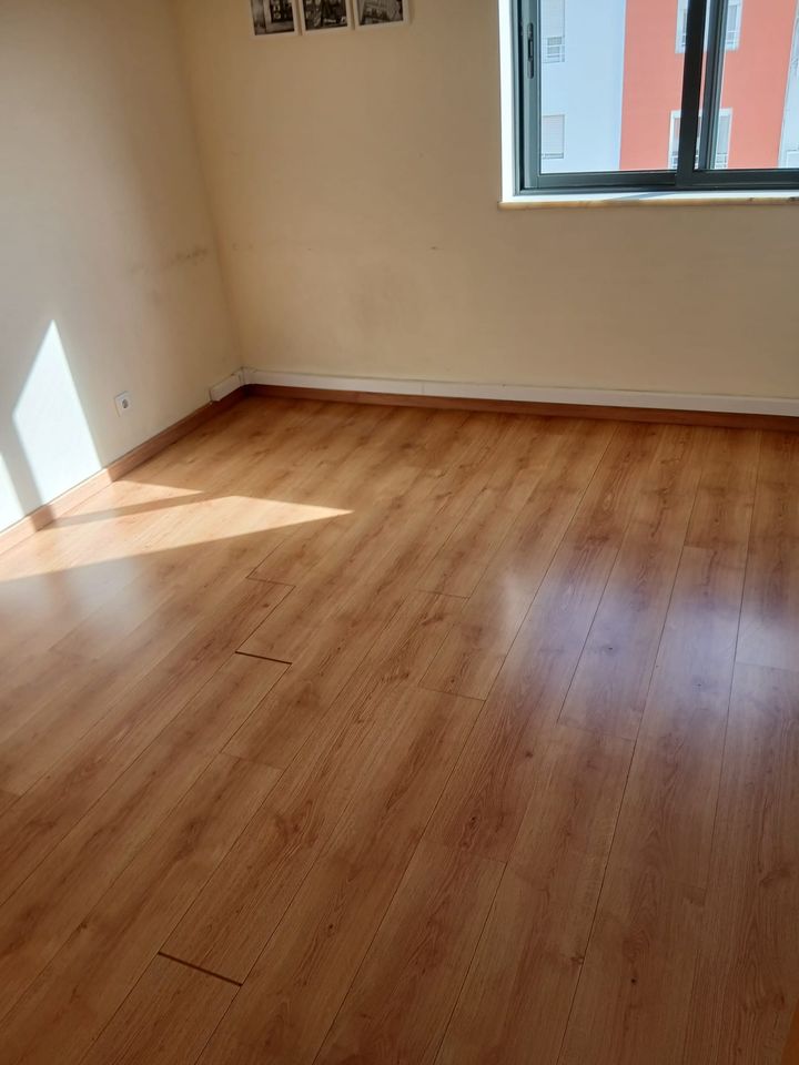 Quarto acabado, com soalho novo e janela substituída