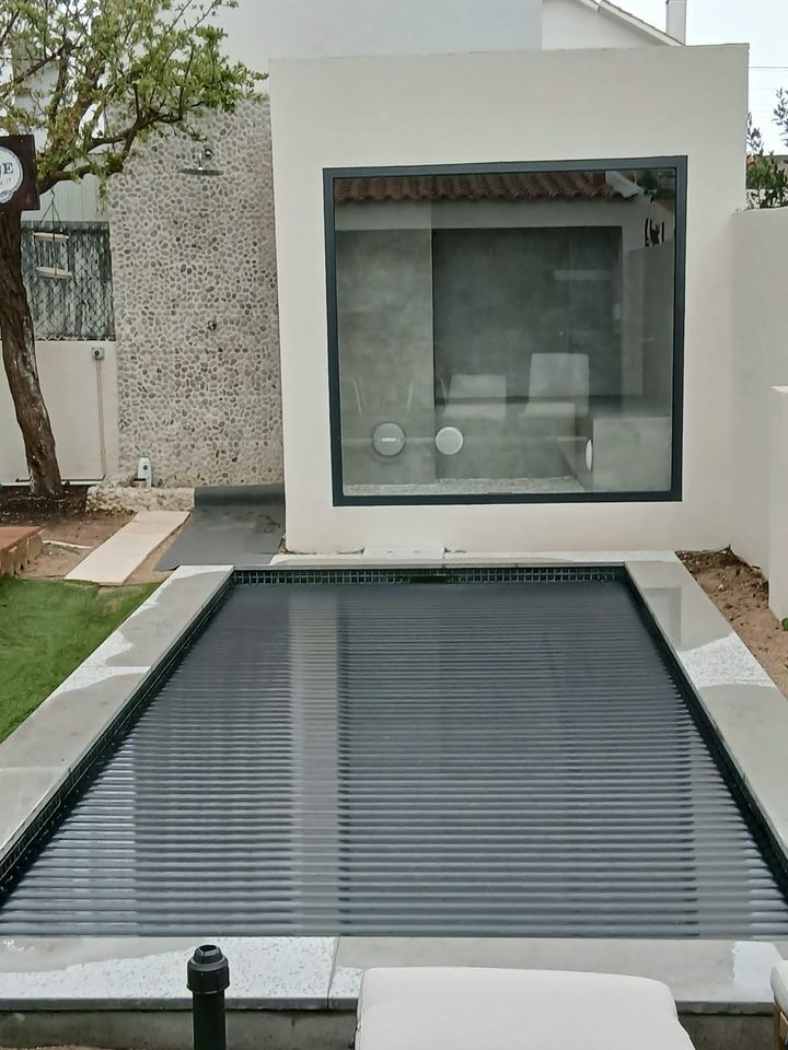 Ampliação exterior, com vão de alumínio e piscina