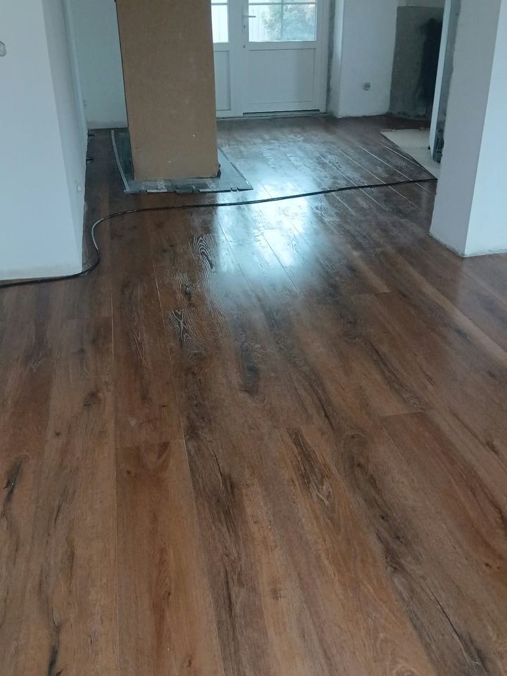 Sala com soalho novo, pronta a entregar